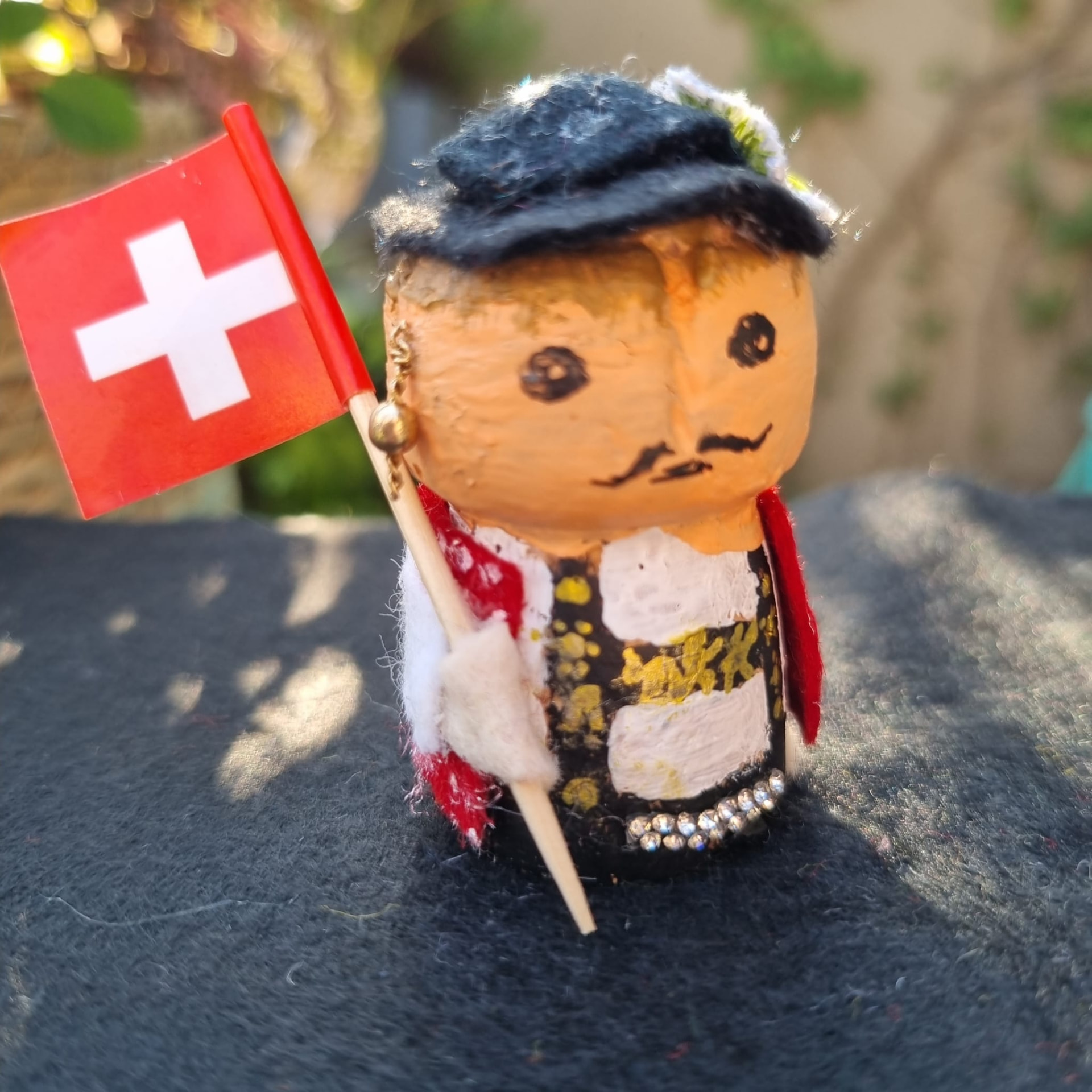 Tsapfie-Figur mit Schweizer Fahne aus Kronkorken